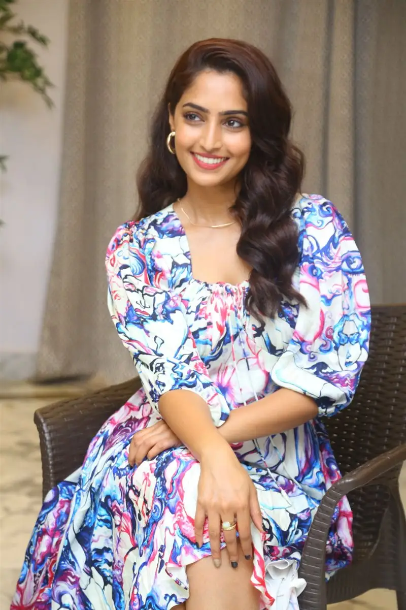 Reba Monica John Long Legs Show in Mini Blue Skirt